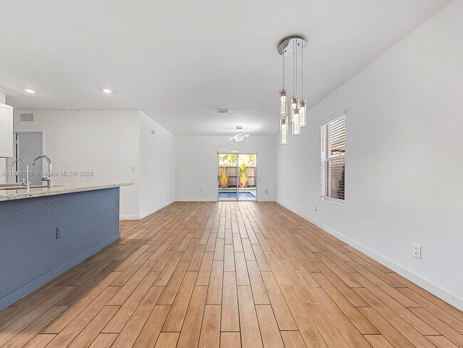 Photo - 501 NE 6th Ct
