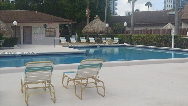 Building Photo - 2675 Parkview Dr S