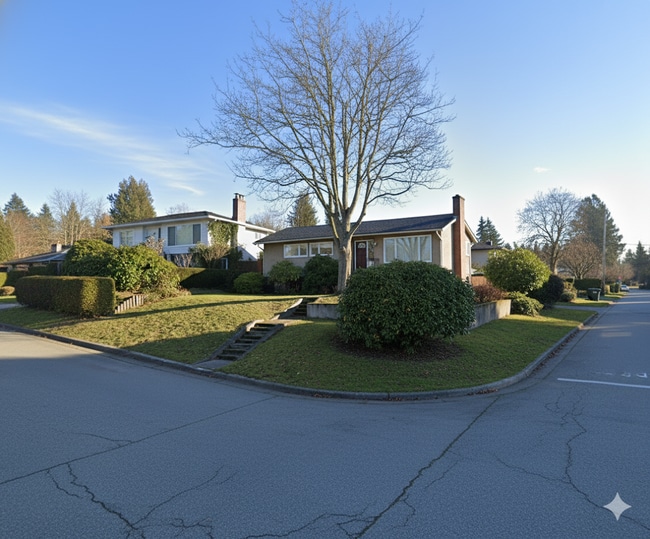 Photo - 8183 Strathearn Av