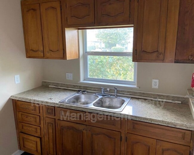 Photo - 2704 Campbell St