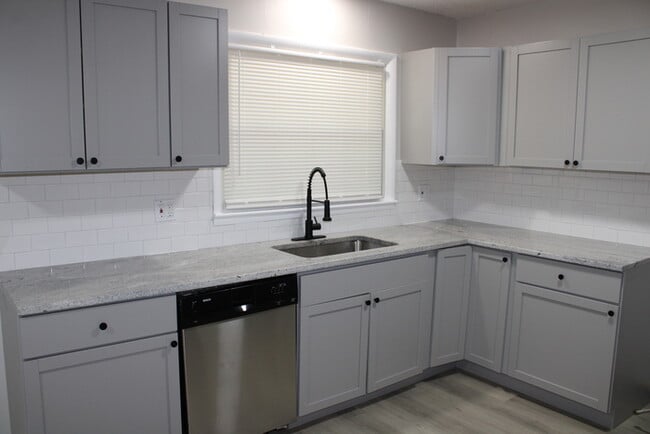 Photo - Spacious 5 Bedroom and 2 full bath home in...