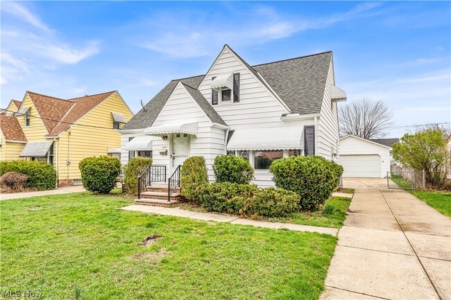 Photo - 655 E 240th St