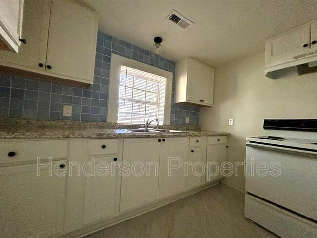 Photo - 532 E Iredell Ave Unit B