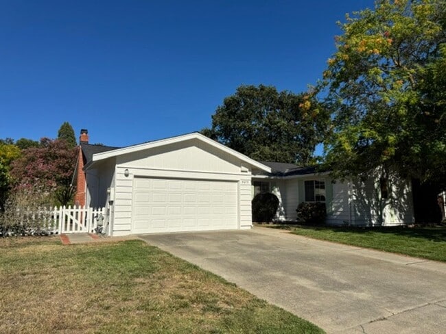 Building Photo - Single level home in Woodlands neighborhood-Walnut Creek