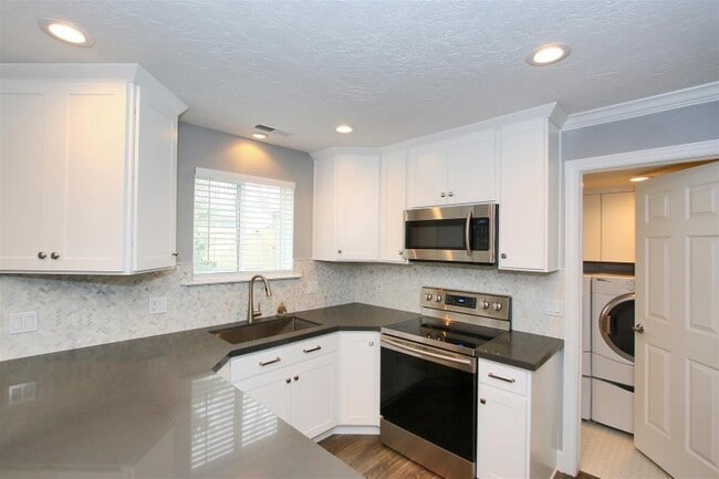 1979 Parkridge Dr