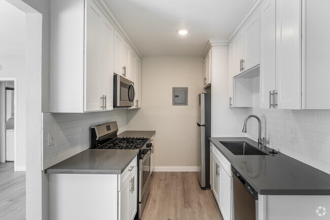 1BR, 1BA - 700SF - Kitchen - La Pat Courtyard Apartments