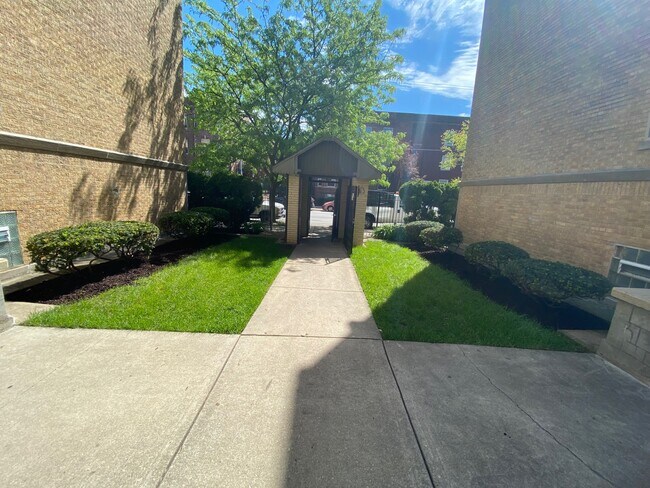 Courtyard - 4930 N Kedzie Ave Condo Unit 2W