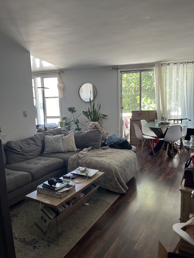 Ejemplo de sala de estar de un dormitorio - 1730 Glendon Ave Apartamentos