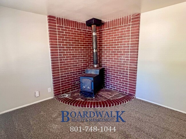 Photo - Awesome Sandy 5 Bed 2 Bath House!