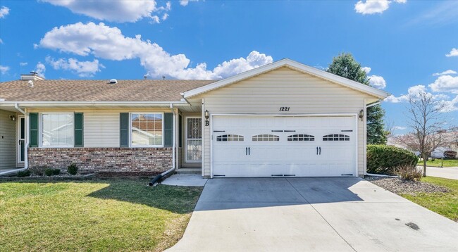 Building Photo - Luxurious & Expansive Duplex in Prime East Bloomington – Your Next Home Awaits!