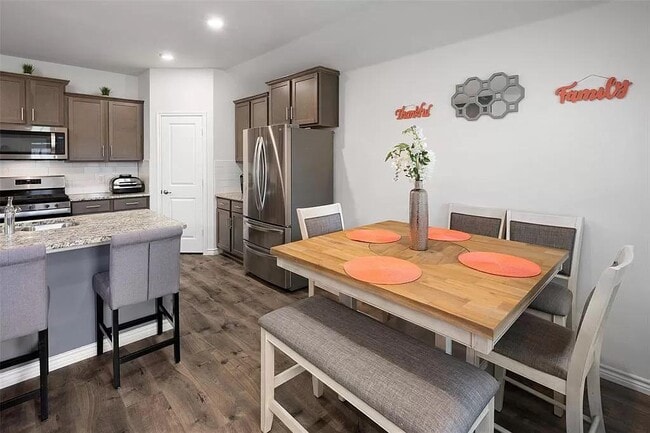 Photo - 604 Saddle Club Way