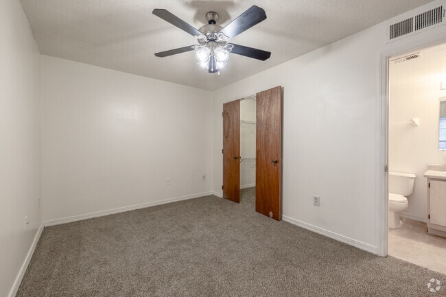 2BR, 2BA - 961SF - Bedroom