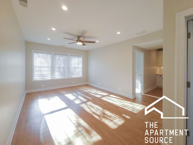 Building Photo - 2020 W Ainslie St Unit 1 Rental