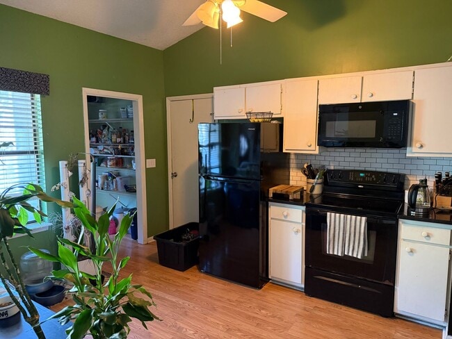 Photo - 1052 Oakcrest Dr