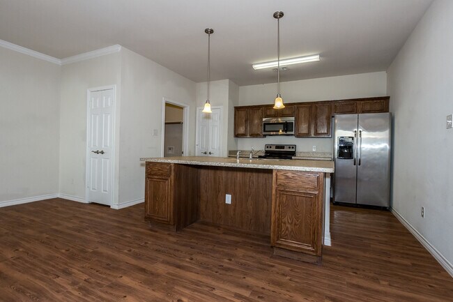 Photo - Great 3 bed/2 bath Home Backing onto Holland Park Recreation Area/Trail!!