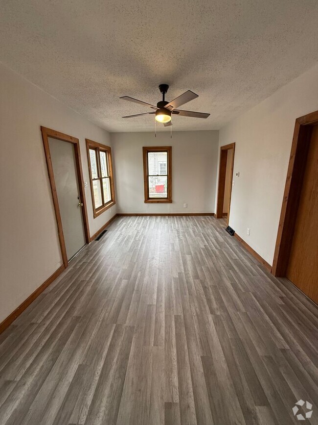 Building Photo - 2 Bedroom Lower Duplex Rental