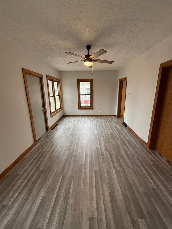 2 Bedroom Lower Duplex - 2 Bedroom Lower Duplex Townhome