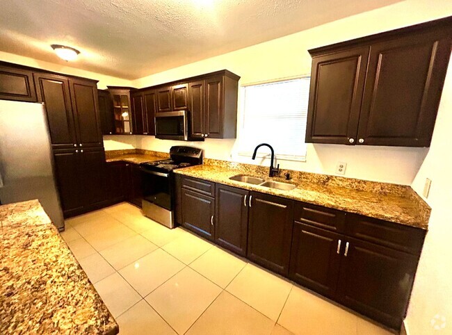 Building Photo - 2-Bedroom, 1.5-Bathroom Home in Tampa – Pe...