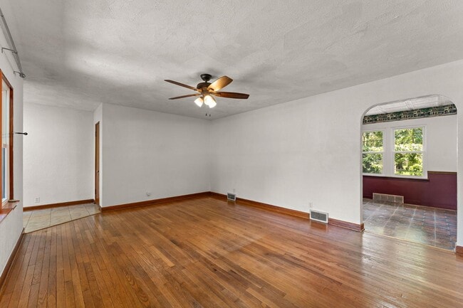 Photo - 511 W Commercial Ave