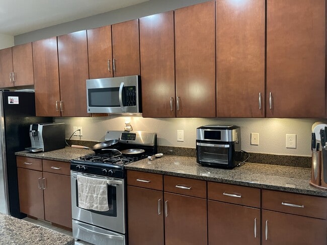 Lots of kitchen space - 13582 Via Varra