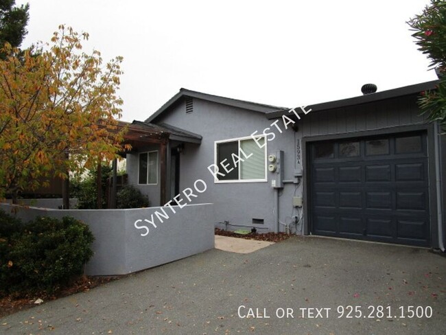 Charming Single Story Duplex with Garage o... - Charming Single Story Duplex with Garage o... Apartment Unit A