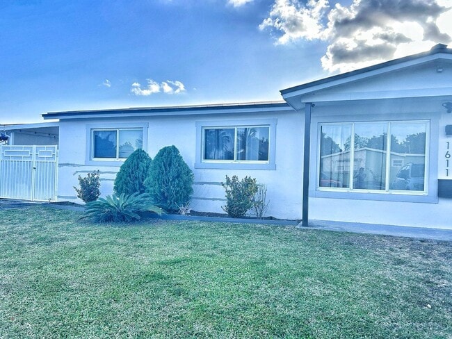 Building Photo - 1611 NW 63rd Ave Unit 2