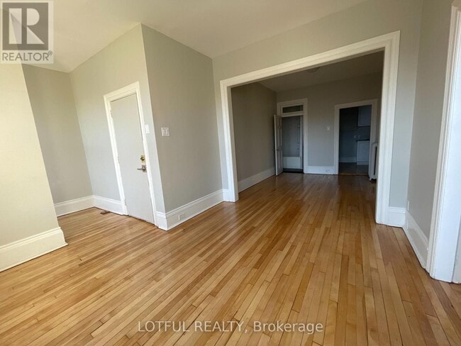 Photo - 2 - 4 1/2 RUSSELL STREET E