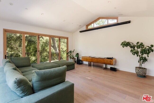 1149 Old Topanga Canyon Rd