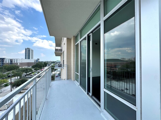 Building Photo - 3120 Smith St Unit 302