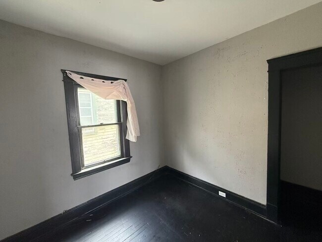 9805 Lamontier Ave Unit Upstairs