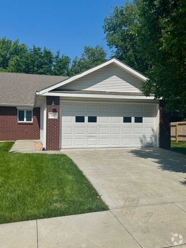 Building Photo - 55+ Community - 2 bed, 2 bath Townhouse in...