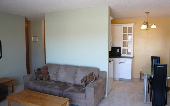 Photo - 833 Wollaston Crescent