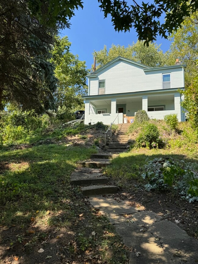 House in a natural setting - 2808 Banksville Ave