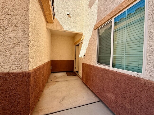 Photo - 3 BED 2.5 BATH 2 CAR GARAGE TOWNHOUSE w/ P...