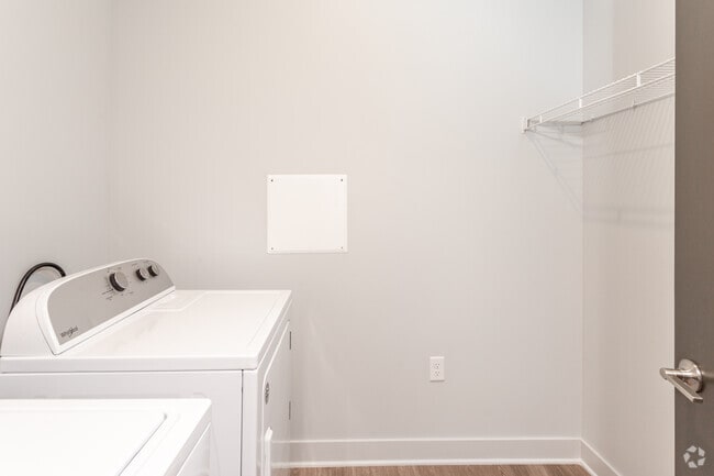 1HAB Halston - Vestidor & Lavandería - District at 6th Apartments