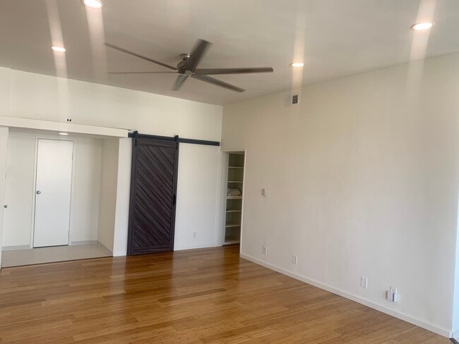 Building Photo - 11685 Gorham Ave Unit 2