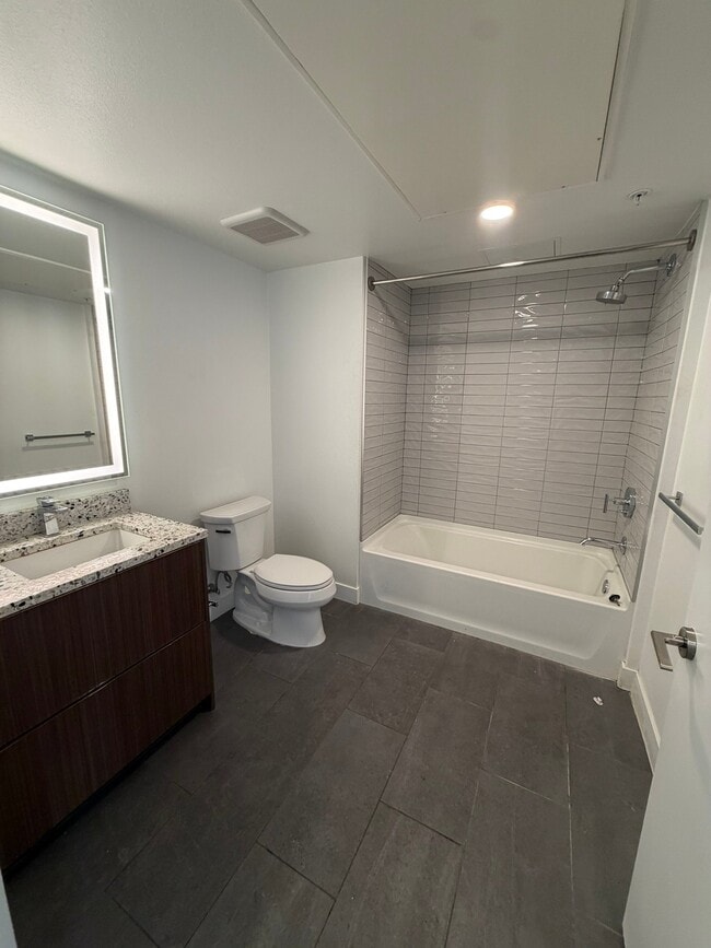 Photo - 2880 James M Wood Blvd Unidad 525