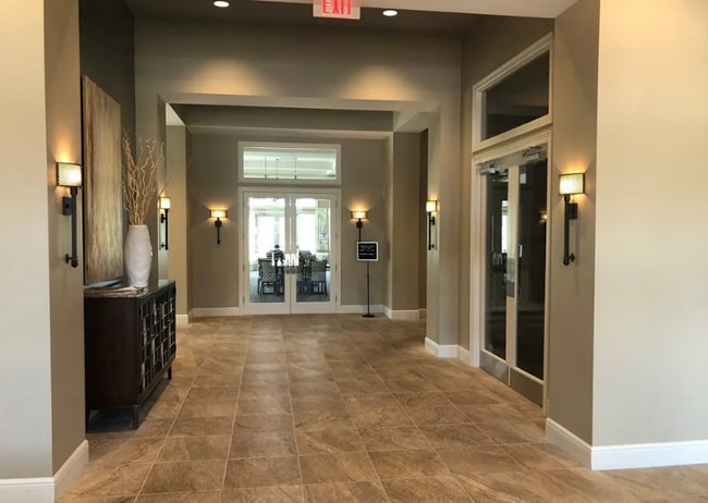 Casa Club - 5770 Trailwinds Dr Unidad 211