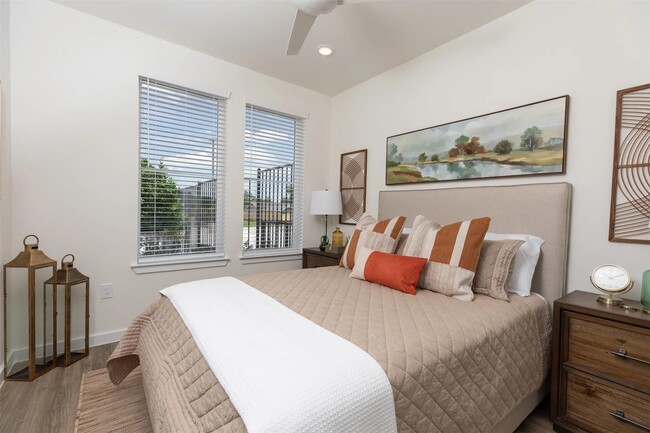 Building Photo - 1690 North Loop Unit 324