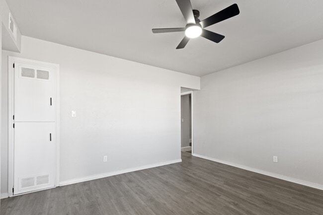 Photo - 1304 Pinewood Ct