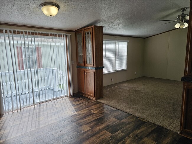 Photo - 827 Gregs Way