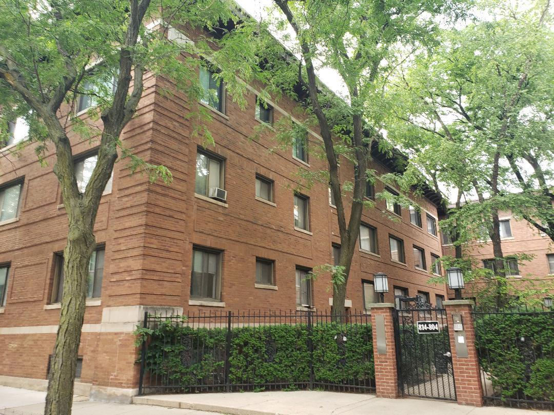 Building Front - 812 W Lakeside Pl Condo Unit 209