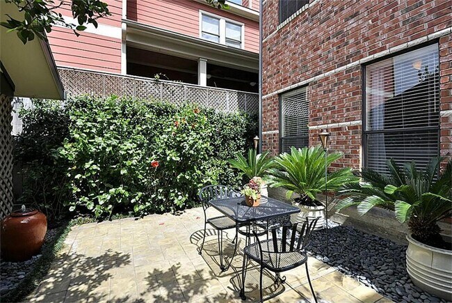 Photo - 543 W 16th St