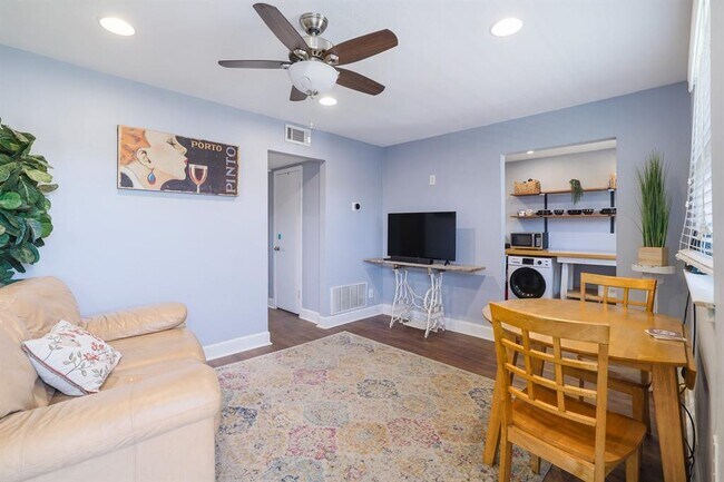 Photo - 2401 Manor Rd Unit #204