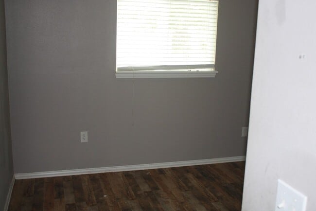 Photo - 1711 None