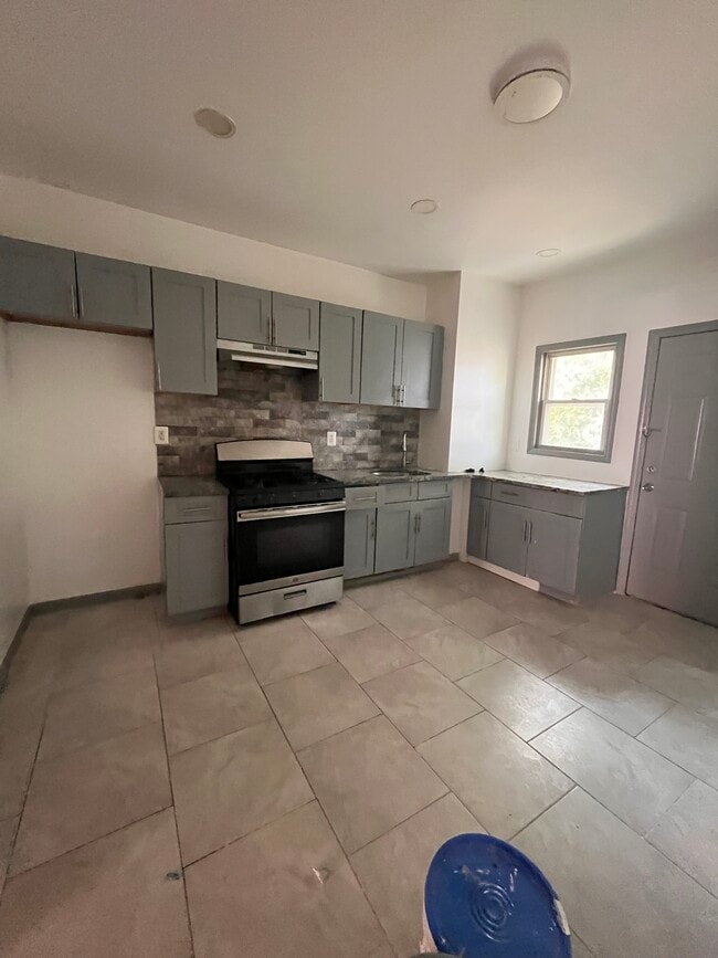 Building Photo - 133 Mallory Ave Unit 1 Rental