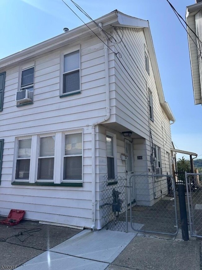 Building Photo - 240 Chambers St Rental