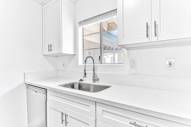 Photo - 1070 Loma Ave Unidad #306