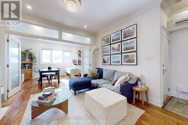 Photo - 1602 Bloor St W