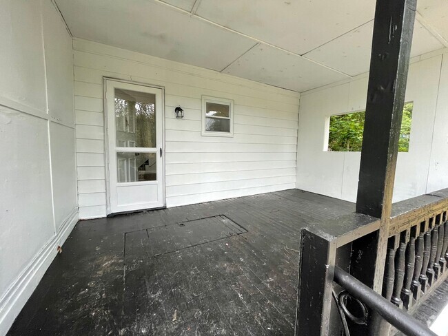 Building Photo - AVAILABLE May - Spacious 3 Bedroom Home w/...